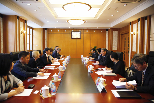 SIPO Deputy Commissioner He Hua Meets with AIPPI Delegates